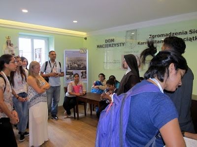 Młodzież z Indii i Dominikany w Domu Macierzystym w Sosnowcu